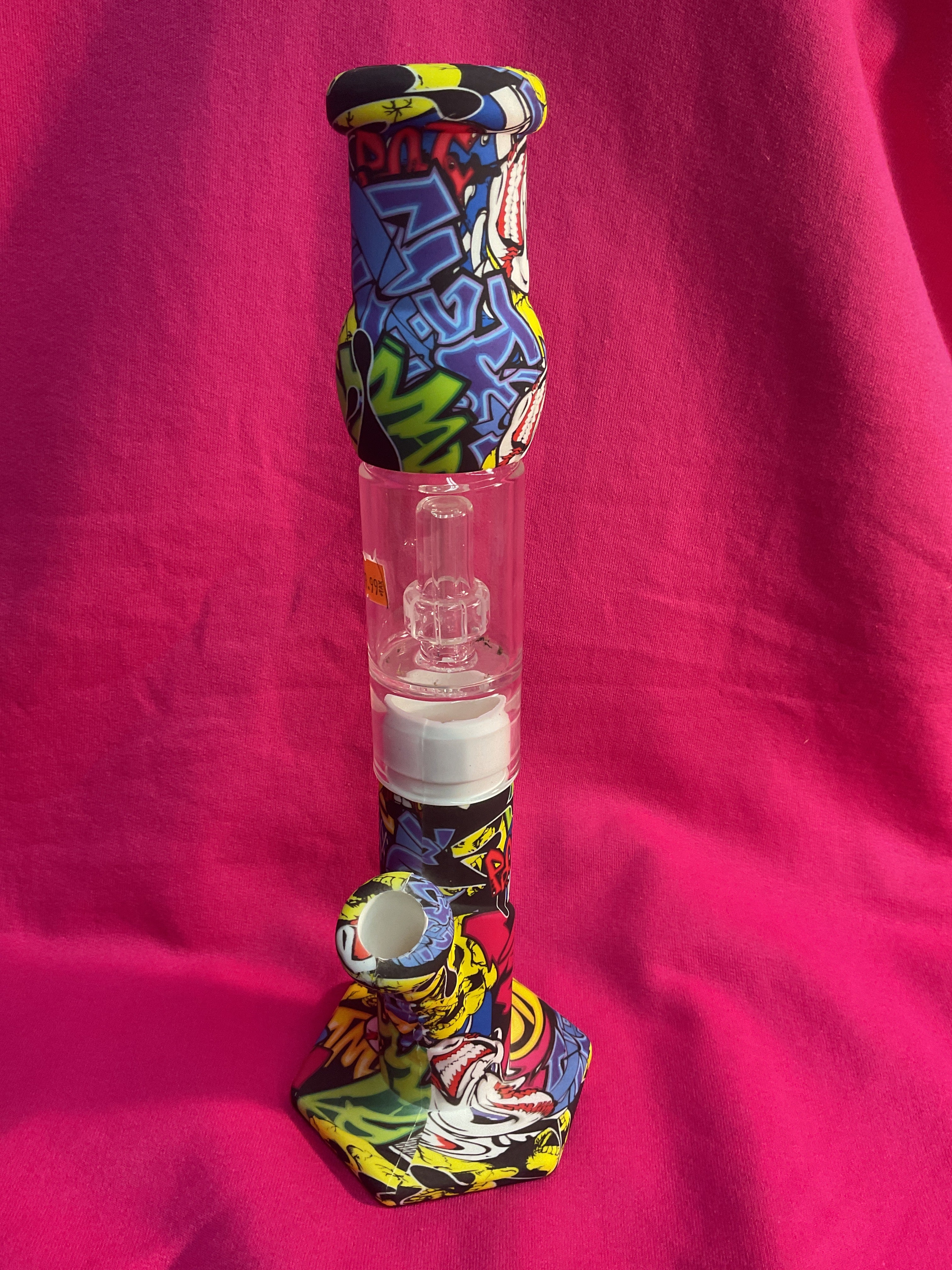 Glass and silicone pipe . Multicolored. Graffiti designs