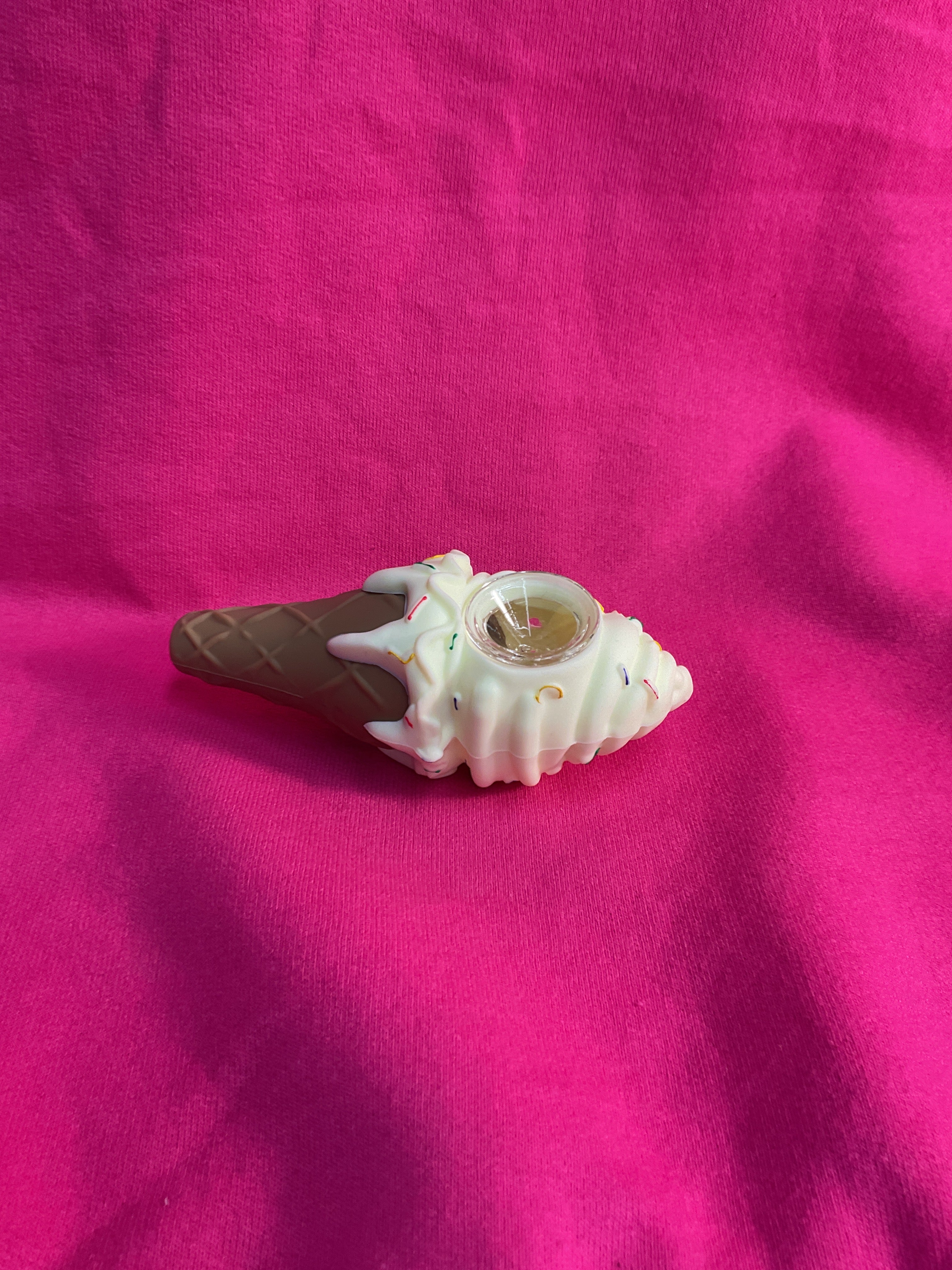 White / vanilla small ice cream cone pipe sili lab