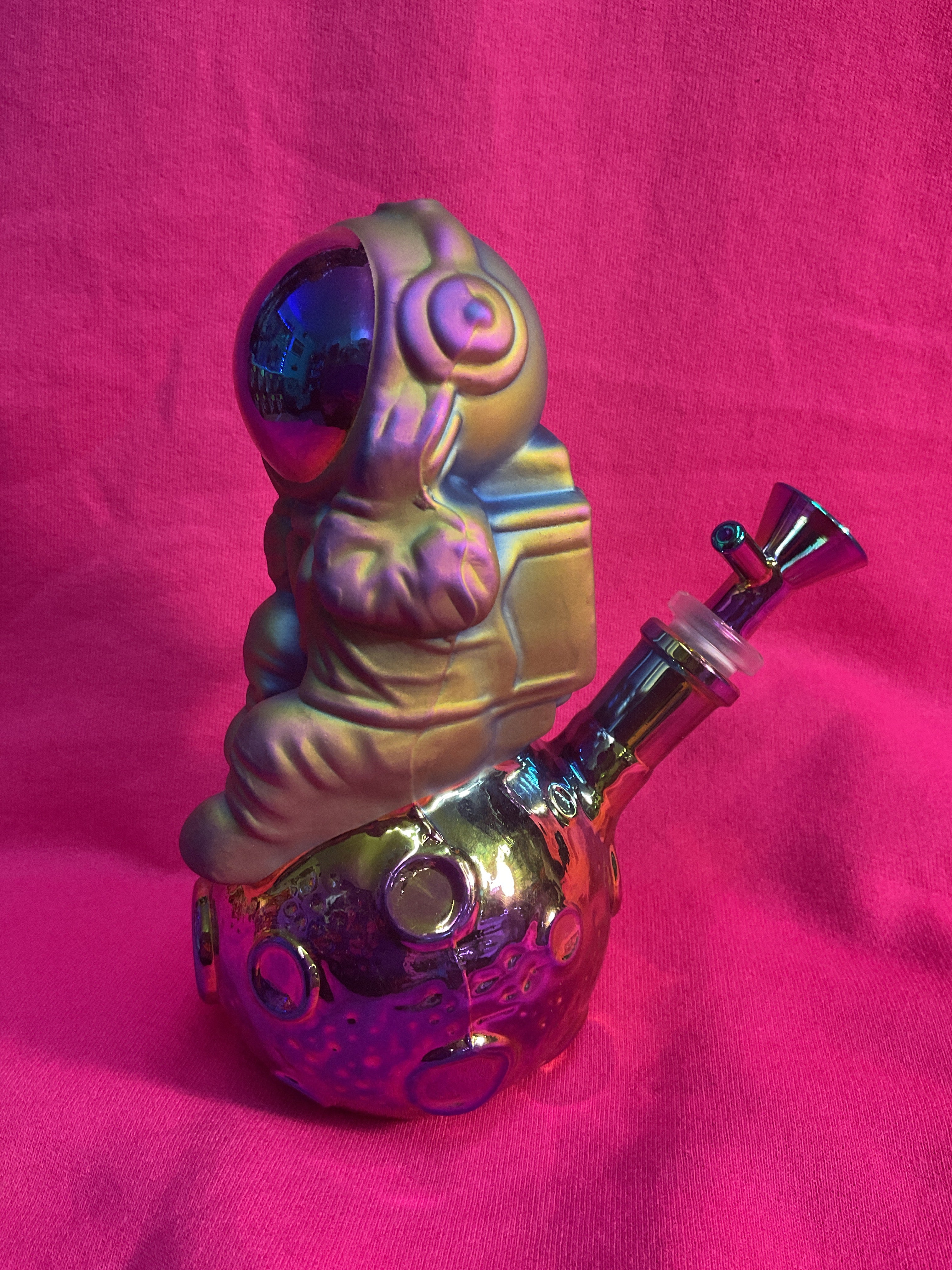Astronaut water pipe